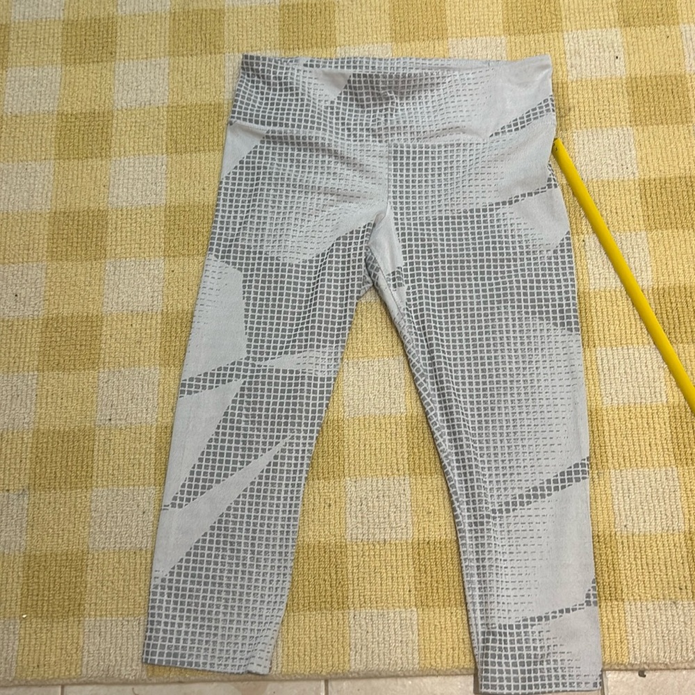 Underarmor gray and white legging capri